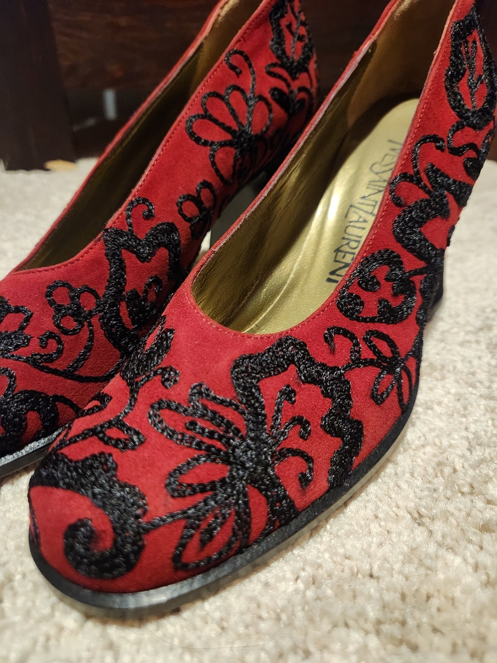 Yves Saint Laurent Red Embroidered Floral Pump - Picture 2 of 7